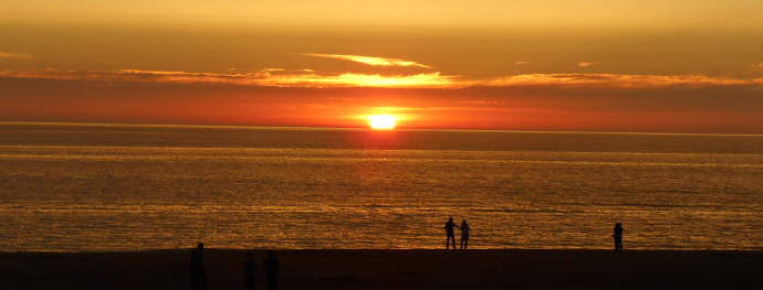 Sonnenuntergang mit Leuten